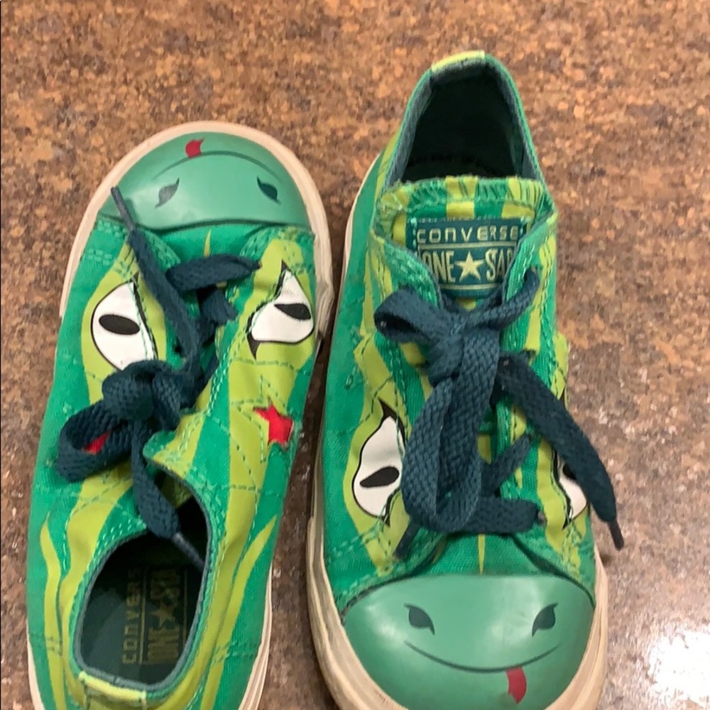 Converse sneaker size 10 toddler. EUC